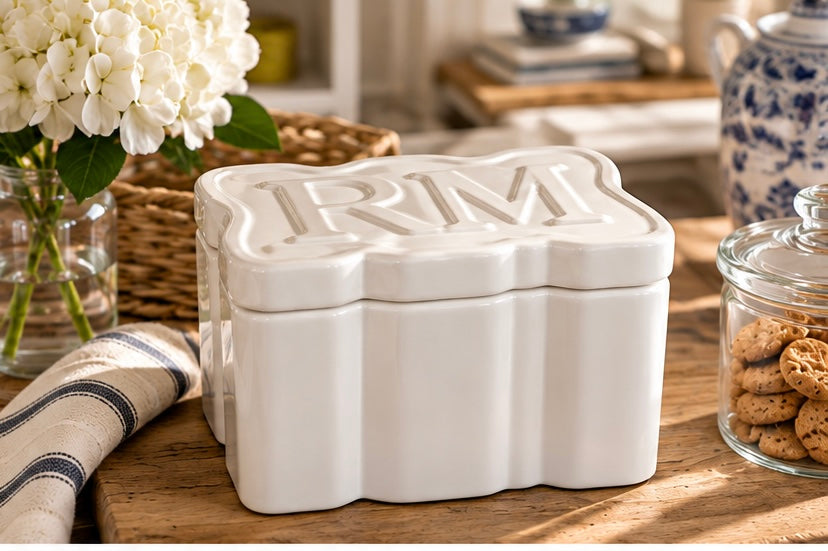 Riviera Maison Aufbewahrungsdose „RM“ aus Porzellan – Weiß, 18 cm