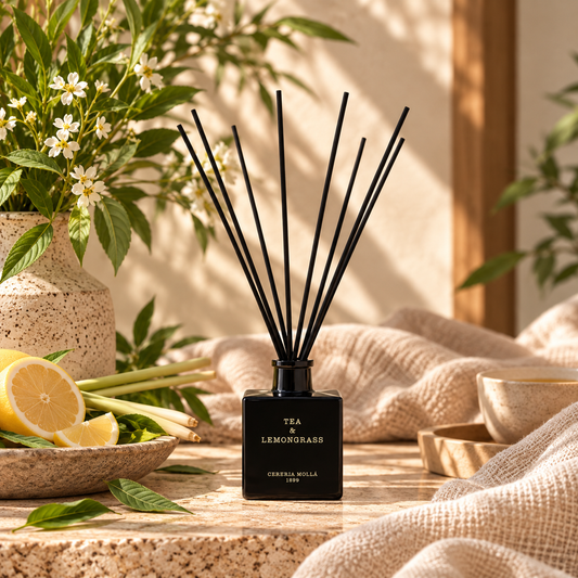 Refreshing aroma of lemongrass, green tea, and verbena.