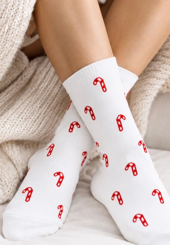 ulenschnitt Zuckerstangen-Socken getragen als gemütliches Weihnachtsaccessoire